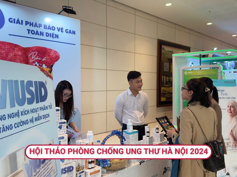 Bác sĩ ghé thăm gian hàng Viusid tại hội thảo Phòng chống ung thư Hà Nội 2024