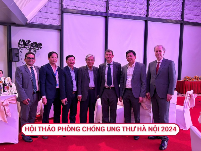 Giáo sư, Tiến sĩ Tilman Sanchez-Elsner và đại diện tập đoàn Catalysis, S.L và nhãn hàng Viusid tại Việt Nam chụp hình cùng các bác sĩ, lãnh đạo bệnh viện tại hội thảo Phòng chống ung thư Hà Nội 2024