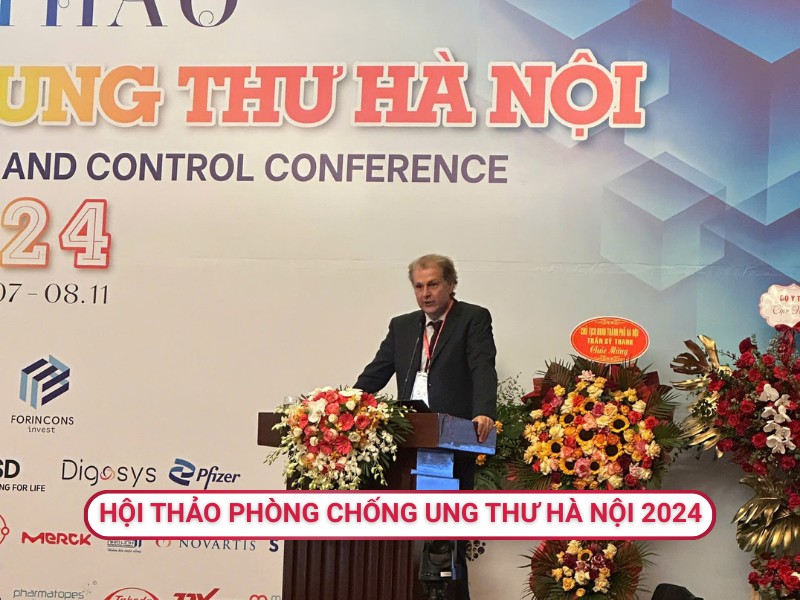 Giáo sư, Tiến sĩ Tilman Sanchez-Elsner trình bày báo cáo tại hội thảo Phòng chống ung thư Hà Nội 2024