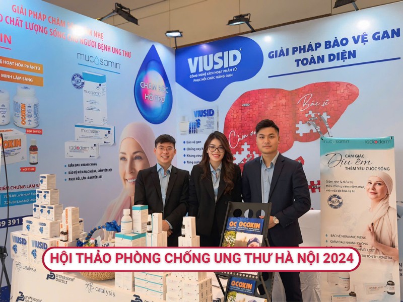 Trình dược viên của gian hàng Viusid tại hội thảo Phòng chống ung thư Hà Nội 2024