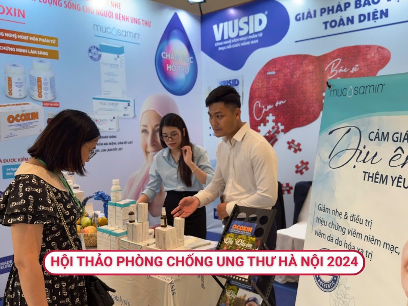 Trình dược viên của gian hàng Viusid hỗ trợ bác sĩ dòng sản phẩm điều trị ung thư tại hội thảo Phòng chống ung thư Hà Nội 2024