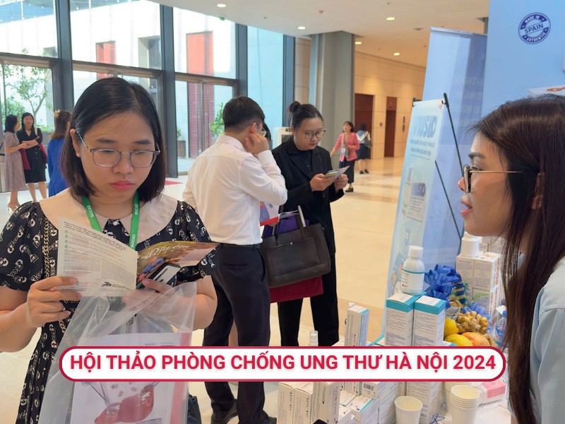 Trình dược viên của gian hàng Viusid hỗ trợ bác sĩ thông tin sản phẩm tại hội thảo Phòng chống ung thư Hà Nội 2024