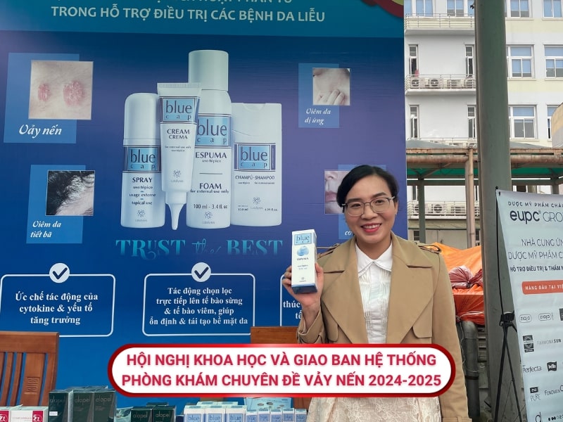 Bác sĩ chụp hình cùng sản phẩm Blue Cap