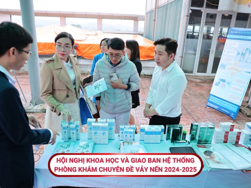 Bác sĩ hỏi thăm thông tin dòng sản phẩm Blue Cap