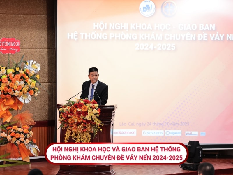 PGS.TS.BS Lê Hữu Doanh phát biểu tại hội nghị chuyên đề vảy nến được tổ chức tại Lào Cai