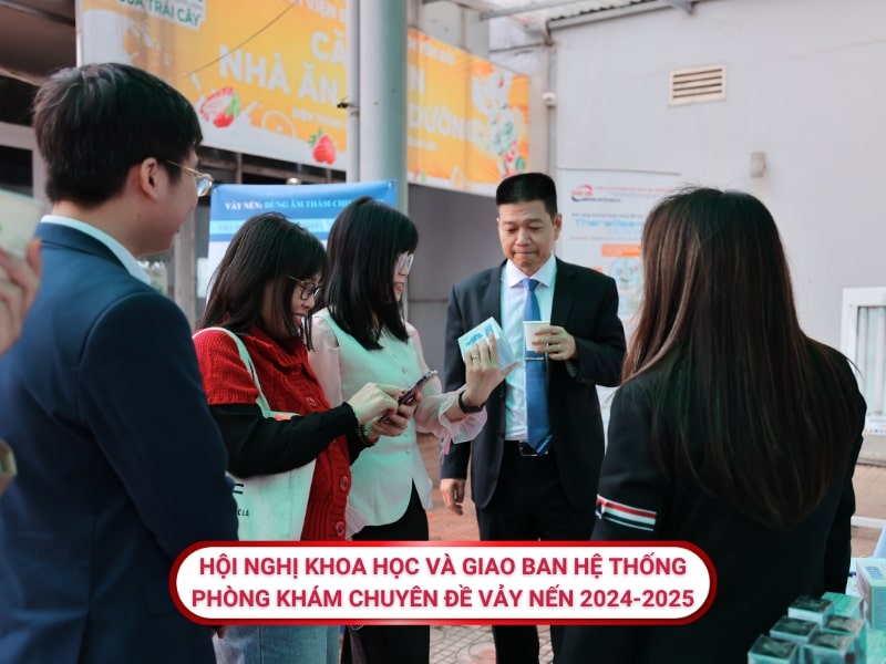 PGS.TS.BS Lê Hữu Doanh cùng các bác sĩ tham quan gian hàng Blue Cap