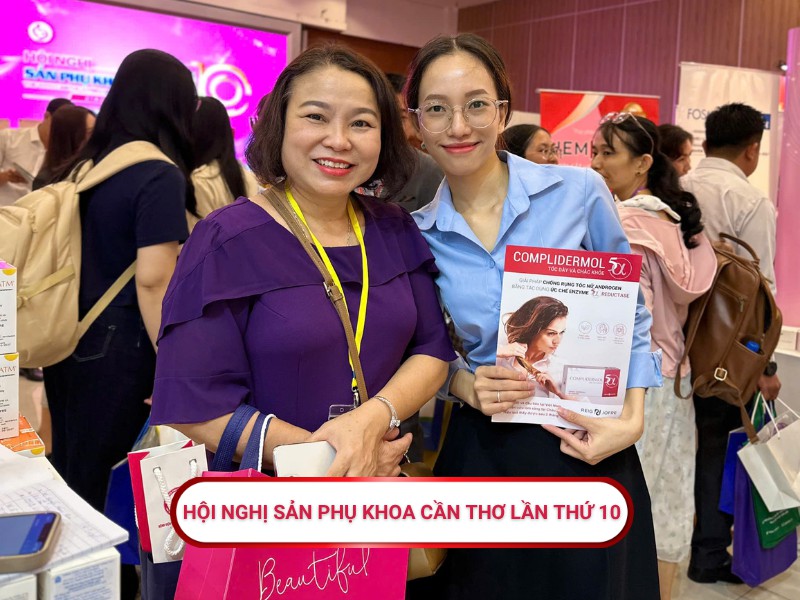 Trình dược viên chụp hình cùng bác sĩ tại Hội nghị Sản phụ khoa Cần Thơ lần thứ 10