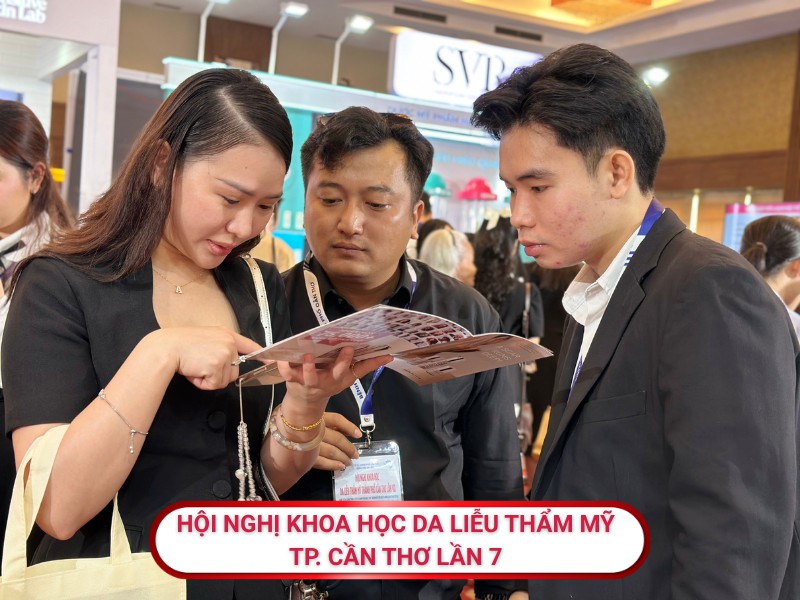 Bác sĩ xem thông tin sản phẩm Cicatrix