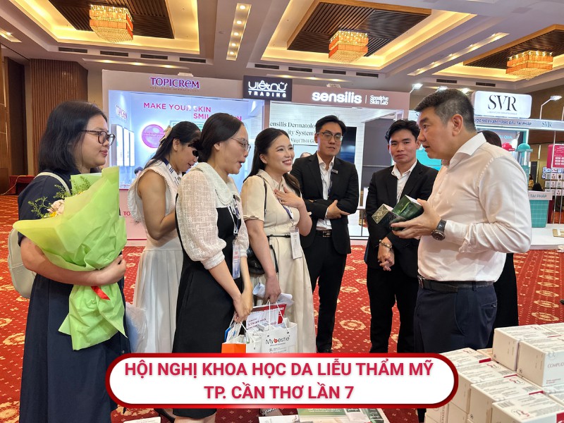 Ông Đoàn Công Thảo trình bày sản phẩm Alopel tới bác sĩ