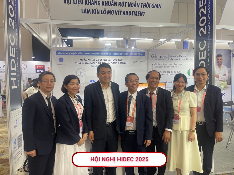 Ông Đoàn Công Thảo chụp hình với đại biểu hội nghị Hidec 2025