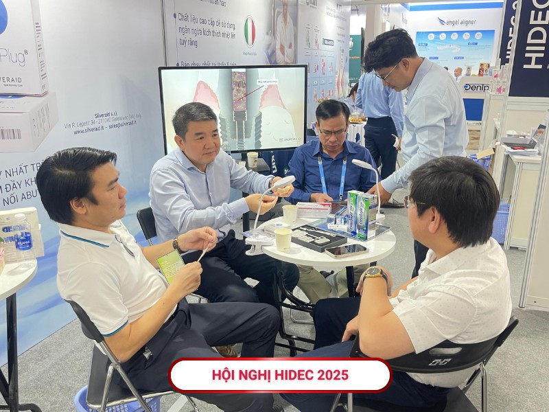 Ông Đoàn Công Thảo hướng dẫn bác sĩ sử dụng SilverPlug