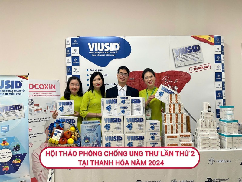 Bác sĩ chụp hình cùng Viusid tại hội thảo phòng chống ung thư lần thứ 2 tại Thanh Hóa