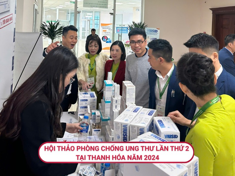 Bác sĩ ghé thăm gian hàng Viusid tại hội thảo phòng chống ung thư lần thứ 2 tại Thanh Hóa