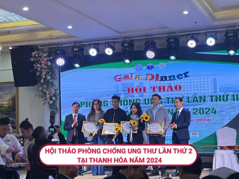 Đại diện nhãn hàng Viusid nhận thư và hoa cảm ơn từ ban tổ chức tại hội thảo phòng chống ung thư lần thứ 2 tại Thanh Hóa