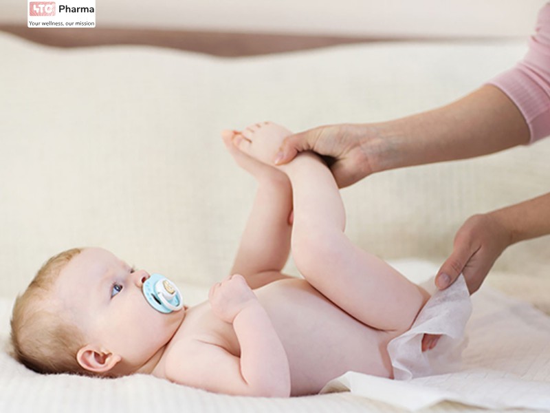 Ba mẹ thay tã thường xuyên để hạn chế tối đa thời gian da bị ẩm ướt