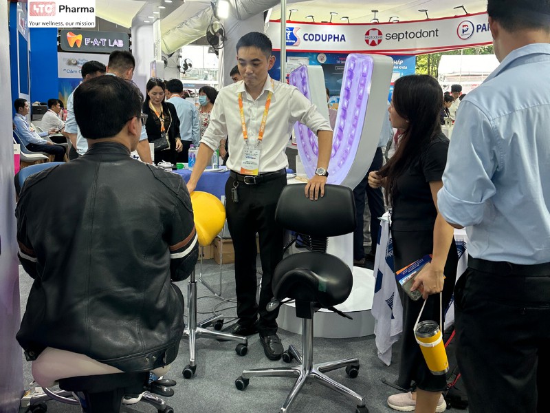 Tư vấn bác sĩ dòng sản phẩm ghế nha khoa Bambach