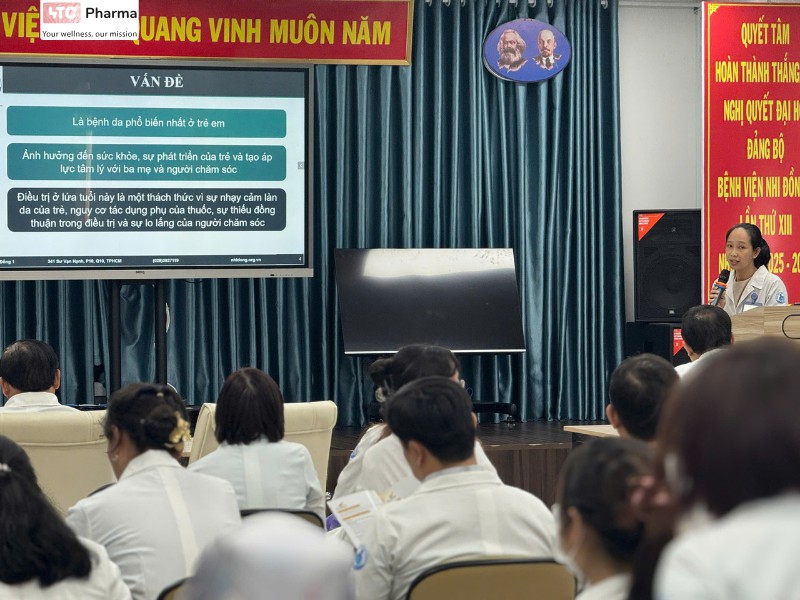 Bác sĩ trình bày bài báo cáo trong hội thảo ngày viêm da cơ địa thế giới 2026 tại Bệnh viện Nhi Đồng 1