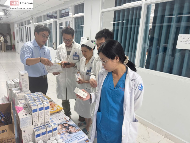 Bác sĩ tại Bệnh viện Nhi Đồng 1 ghé thăm bàn trưng bày sản phẩm Blue Cap và KIN trẻ em