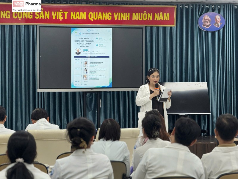 bác sĩ trình bày thông tin hội thảo ngày viêm da cơ địa thế giới 2026 tại Bệnh viện Nhi Đồng 1