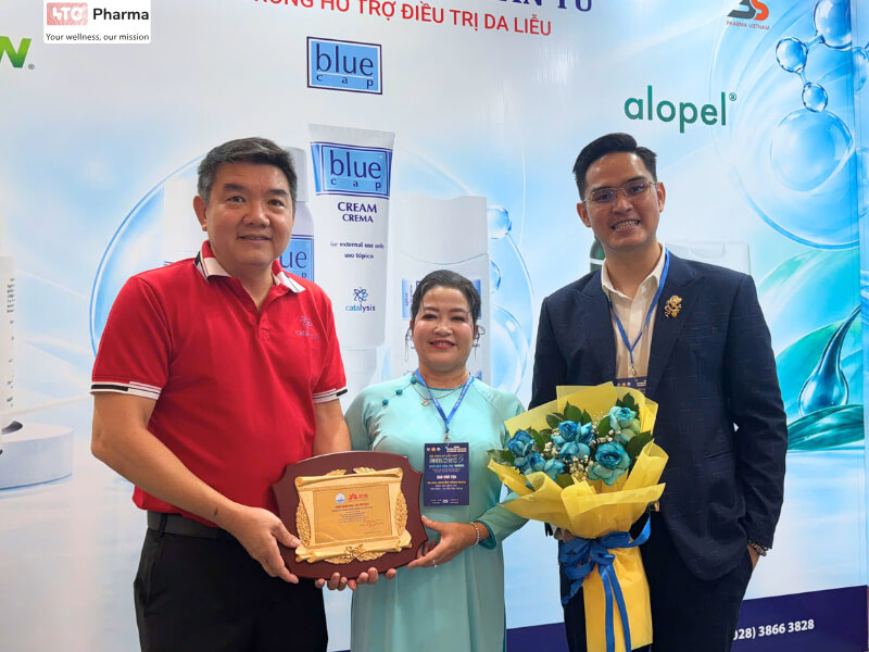 Ông Đoàn Công thảo đại diện gian hàng nhận kỉ niệm chương từ ban tổ chức