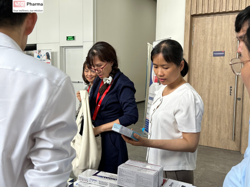Khách hàng xem sản phẩm mới Miradent