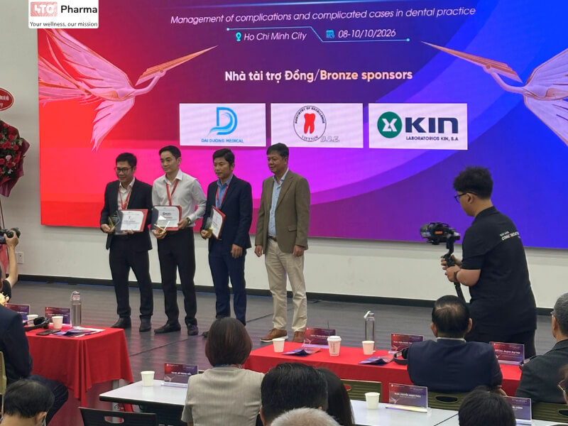Ông Trần Nam Vương đại diện gian hàng nhận kỉ niệm chương và thư cảm ơn từ ban tổ chức