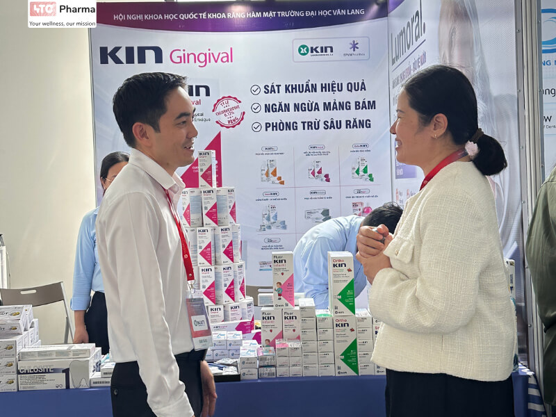 Trò chuyện cùng bác sĩ trước gian hàng KIN